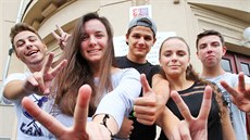 Jonáš, Lucie, Vlastimil, Gabriela a Lukáš. Studenti karlovarské obchodní... Jonáš, Lucie, Vlastimil, Gabriela a Lukáš. Studenti karlovarské obchodní...
