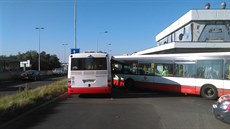 Sráka dvou autobus zkomplikovala provoz v zastávce autobusového terminálu...