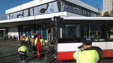 Sráka dvou autobus zkomplikovala provoz v zastávce autobusového terminálu...