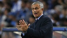 TAK DO TOHO, PÁNOVÉ. José Mourinho, trenér Chelsea burcuje své hráe v zápase s...