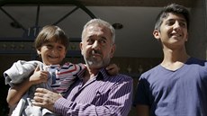 Usáma Abdul Mohsen se svými syny po píjezdu do Nmecka