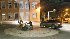Tento snímek vznikl minulý čtvrtek večer, kdy hosté restaurace vyhověli prosbě... Tento snímek vznikl minulý čtvrtek večer, kdy hosté restaurace vyhověli prosbě...
