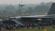 Americký bombardér B-52 na letiti v Ostrav.