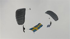 Seskok výsadkářů s vlajkami během Dnů NATO v Ostravě. Švédská vlajka kvůli... Seskok výsadkářů s vlajkami během Dnů NATO v Ostravě. Švédská vlajka kvůli...