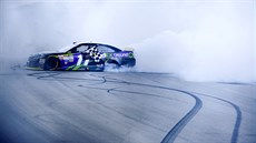 PACH HOŘÍCÍ GUMY. Boj o titul v nejvyšší sérii motoristických závodů NASCAR,... PACH HOŘÍCÍ GUMY. Boj o titul v nejvyšší sérii motoristických závodů NASCAR,...