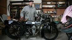 Miroslav Rybička s jedním z cenných starých motocyklů, které nyní daroval... Miroslav Rybička s jedním z cenných starých motocyklů, které nyní daroval...