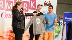 Moderátorka Romana draží mikiny a trička z kolekce zpěvačky Dary Rolins. Moderátorka Romana draží mikiny a trička z kolekce zpěvačky Dary Rolins.