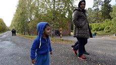 Irátí adatelé o azyl se procházejí po uprchlickém centru ve mst Lahti na...