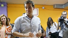 Pedseda strany Obané Albert Rivera ve volební místnosti v obklopení...