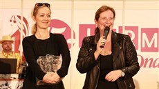 Terezie Sverdlinová (vlevo), ředitelka týmu Nadace Terezy Maxové dětem, s... Terezie Sverdlinová (vlevo), ředitelka týmu Nadace Terezy Maxové dětem, s...