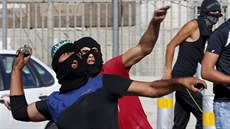 Palestinci vrhají kameny. Te jim za to hrozí nkolikaletý trest vzení.