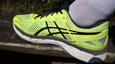 ASICS Kayano 22 zvládnou v pohod i lehí terén.