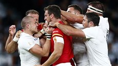 Anglický zadák Mike Brown (vlevo) a velský rváek Sam Warburton pi potyce...