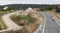 Kritizovaná nová silnice u Pocoucova na Třebíčsku. Kritizovaná nová silnice u Pocoucova na Třebíčsku.