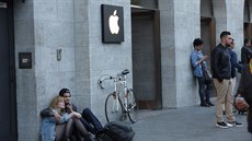 V pedveer zahájení prodeje nových iPhon se ped berlínským Apple Storem shromádilo na 400 ekajících.