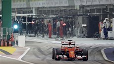VÝJEZD Z BOX. Sebastian Vettel ve Velké cen Singapuru formule 1.