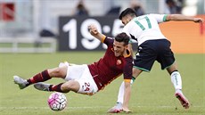 Alessandro Florenzi z AS ím (vlevo) a Nicola Sansone ze Sassuola v ostrém...