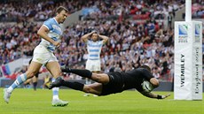 Aaron Smith z Nového Zélandu skóruje v utkání mistrovství světa proti Argentině. Aaron Smith z Nového Zélandu skóruje v utkání mistrovství světa proti Argentině.