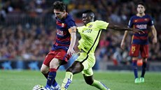 Lionel Messi z Barcelony vede mí, brání ho Jefferson Lerma z Levante.