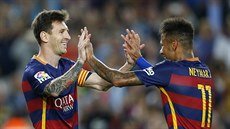 Lionel Messi a Neymar slaví gól Barcelony.