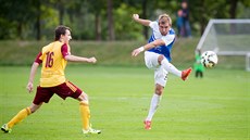 Martin Sladký z Táborska stílí na branku Dukly.