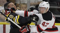 Alexander Chochlaev (vlevo) z Bostonu a Reece Scarlett z New Jersey se v...