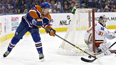 Connor McDavid z Edmontonu se pokouí pekvapit brankáe Karriho Rämöho z...