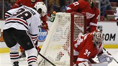 Petr Mrázek klečí v brance Detroitu, Ryan Hartman z Chicaga ho nepřekvapil. Petr Mrázek klečí v brance Detroitu, Ryan Hartman z Chicaga ho nepřekvapil.