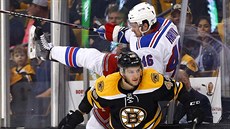 Colin Miller z Bostonu narazil na mantinel Marka Hrivíka z New York Rangers.