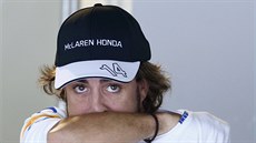 Fernando Alonso v kokpitu McLarenu. 