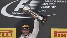 Lewis Hamilton s trofejí za vítzství ve Velké cen Japonska