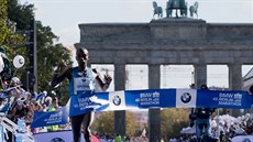 Eliud Kipchoge právě vítězí v berlínském maratonu. Eliud Kipchoge právě vítězí v berlínském maratonu.