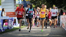 Keňan Rob Abel Kibet (č. 710) vyráží s dalšími běžci na desetikilometrovou trať... Keňan Rob Abel Kibet (č. 710) vyráží s dalšími běžci na desetikilometrovou trať...