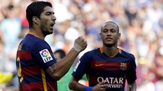 Luis Suárez z Barcelony (vlevo) slaví gól do sít Las Palmas, s gratulací...