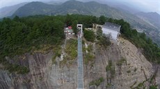 Unikátní konstrukce spojuje dva vrcholy pohoí Stone Buddha v Geoparku...