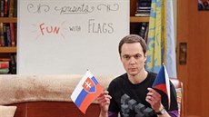 Sheldon Cooper v seriálu Teorie velkého třesku s českou a slovenskou vlajkou Sheldon Cooper v seriálu Teorie velkého třesku s českou a slovenskou vlajkou