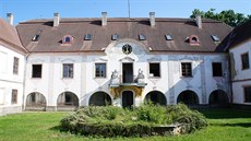Zámek Vyšetice tvoří jednopatrová trojkřídlá budova, jehož součástí je i... Zámek Vyšetice tvoří jednopatrová trojkřídlá budova, jehož součástí je i...