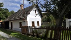 Majitelka domku Jarmila Semeráková získala kovovou tabulku na dům, která bude... Majitelka domku Jarmila Semeráková získala kovovou tabulku na dům, která bude...