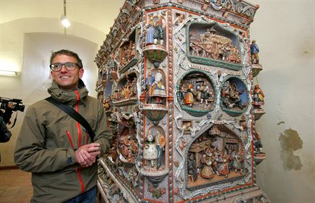 Dominik Russ, prasynovec známého keramika Williho Russe, stojí vedle slavných...