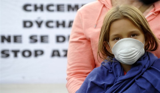 Demonstrace proti podniku Azos CZ, který podle obyvatel a vedení msta obtuje...