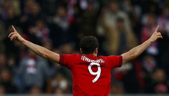 Robert Lewandowski z Bayernu Mnichov slaví gól proti Dinamu Záheb.