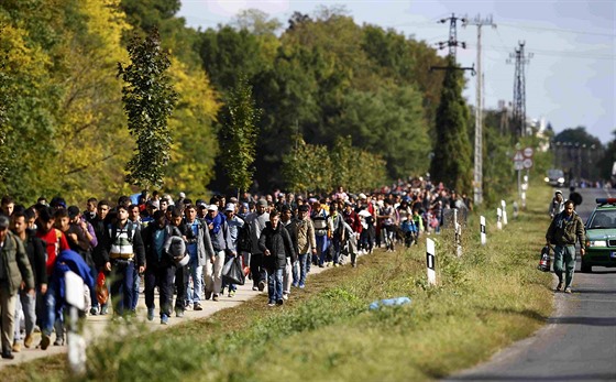 Uprchlíci pekraují maarsko-rakouské hranice (30. záí 2015).