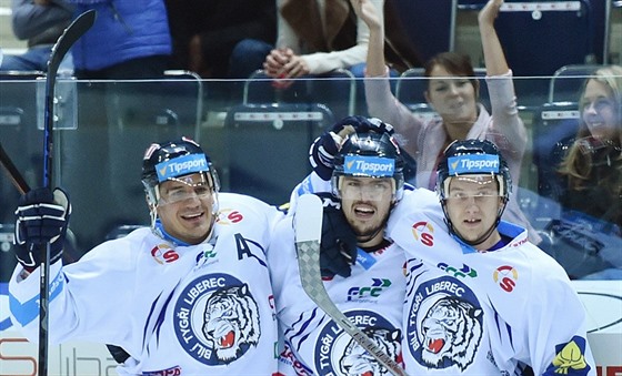 Branko Radivojevi, Martin Bako a Michal Bulí (zleva) oslavují gól Liberce.