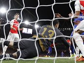 Kolumbijsk glman David Ospina z Arsenalu v utkn Ligy mistr proti...