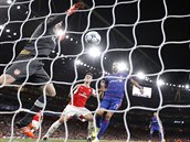 Kolumbijsk glman David Ospina z Arsenalu si v utkn Ligy mistr proti...