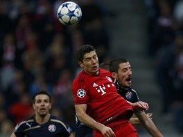 Robert Lewandowski z Bayernu Mnichov v hlavikovm souboji s hri Dinama...