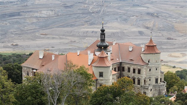 Zmek Jeze stoj nad velkolomem SA. Je to jen st rozshlho zem znienho tbou uhl.