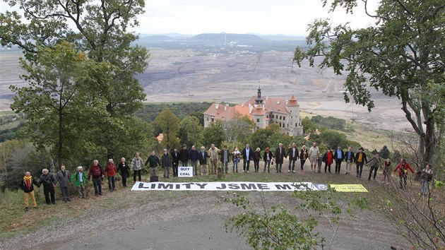 Na vyhldce nad zmkem Jeze podpoili boj za zachovn limit tby uhl herci, vdci, architekti i mstn politici a aktivisti.