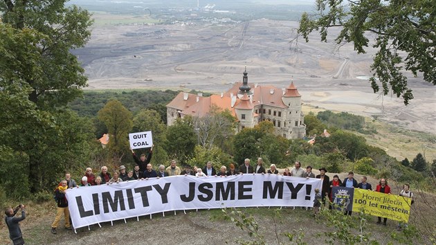 Na vyhldce nad zmkem Jeze podpoili boj za zachovn limit tby uhl herci, vdci, architekti i mstn politici a aktivisti.