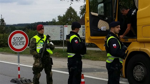 Policie a Armda R ve stedu zahjily spolen cvien, ve kterm se pipravuj na mon obnoven kontrol na hranicch s Rakouskem (30. z 2015).